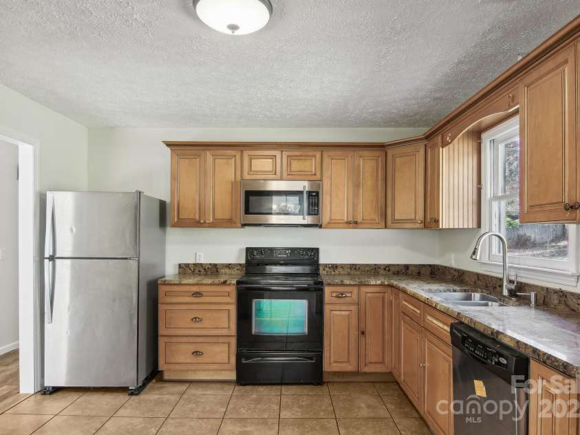 821 Anne Avenue, Hendersonville, NC 28739.  MLS# CAR4197377, YatesRealty ID 12006. Kitchen