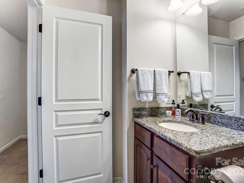 4224 Park South Station Boulevard, Charlotte, NC 28210.  MLS# CAR4227871, YatesRealty ID 12007. 2nd Bathroom