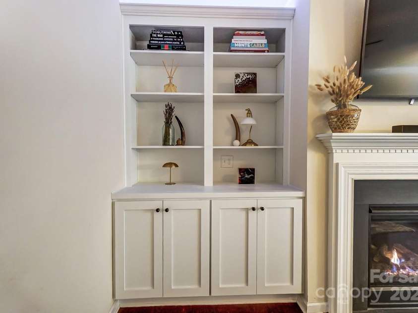 4224 Park South Station Boulevard, Charlotte, NC 28210.  MLS# CAR4227871, YatesRealty ID 12007. Built ins and gas logs