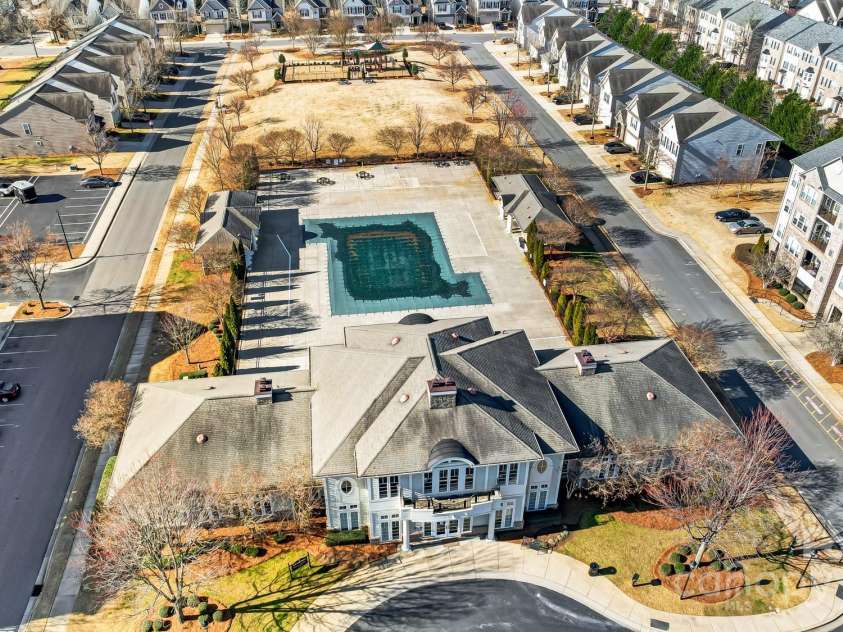 4224 Park South Station Boulevard, Charlotte, NC 28210.  MLS# CAR4227871, YatesRealty ID 12007. Community Pool