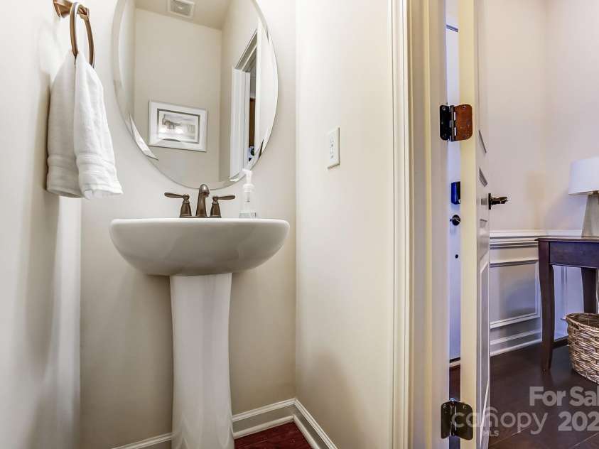 4224 Park South Station Boulevard, Charlotte, NC 28210.  MLS# CAR4227871, YatesRealty ID 12007. Hal Bath