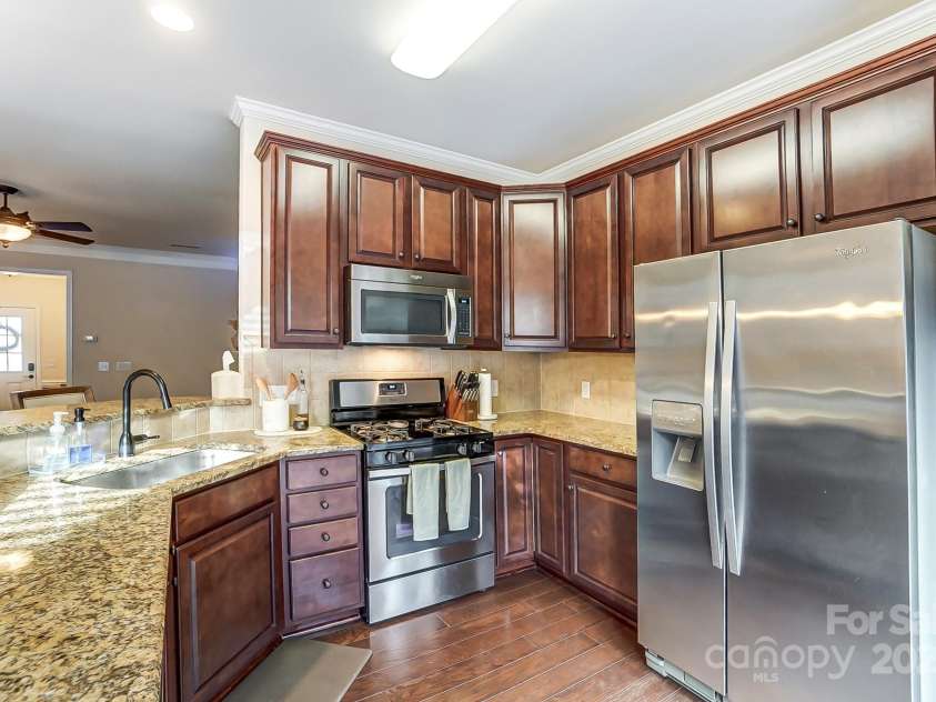 4224 Park South Station Boulevard, Charlotte, NC 28210.  MLS# CAR4227871, YatesRealty ID 12007. Kitchen w/SS Appliances