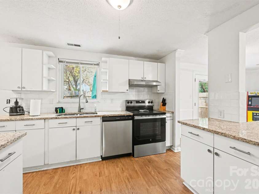 9815 Meringue Place, Charlotte, NC 28270.  MLS# CAR4361492, YatesRealty ID 12009. Kitchen