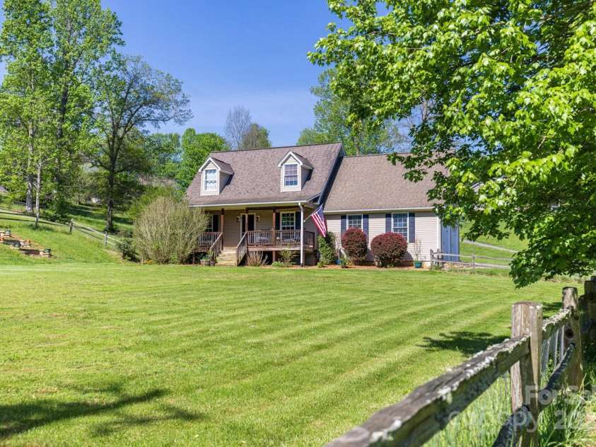 122 Ramsey Road, Asheville, NC 28806.  MLS# CAR4233927, YatesRealty ID 12010. Large and level front yard
