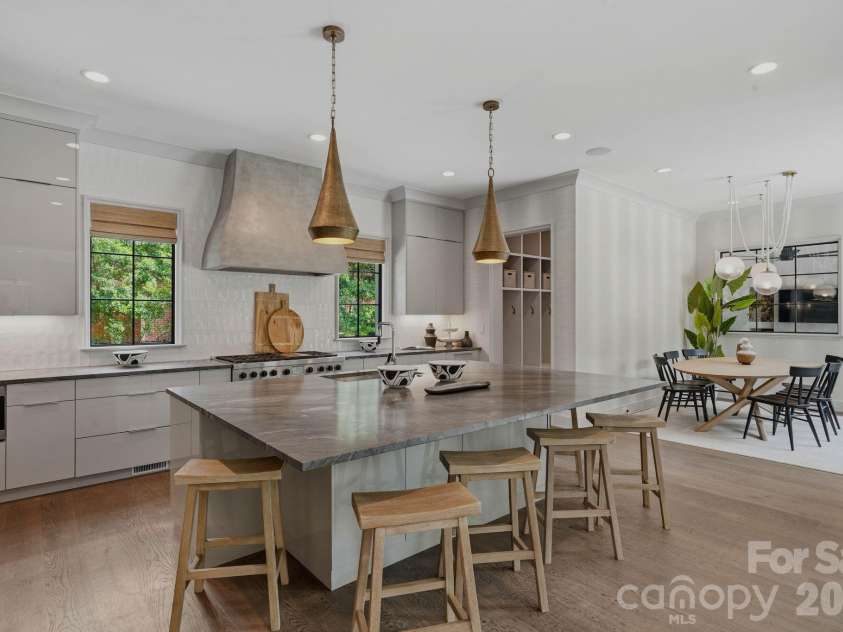 1919 Shoreham Drive, Charlotte, NC 28211.  MLS# CAR4387654, YatesRealty ID 12012. Kitchen.