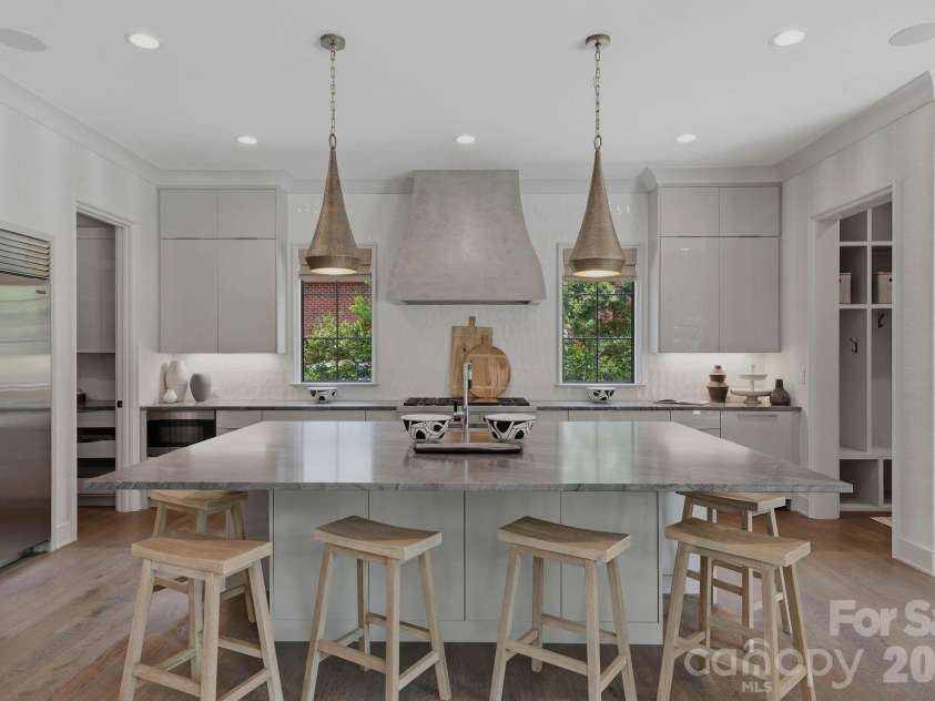 1919 Shoreham Drive, Charlotte, NC 28211.  MLS# CAR4387654, YatesRealty ID 12012. Kitchen.