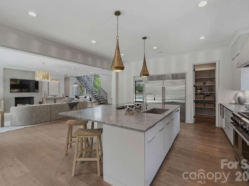 1919 Shoreham Drive, Charlotte, NC 28211.  MLS# CAR4387654, YatesRealty ID 12012. Kitchen.