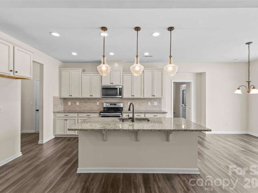 7512 Meridale Forest Drive, Charlotte, NC 28269.  MLS# CAR4346569, YatesRealty ID 12014. Gourmet Kitchen w/Island