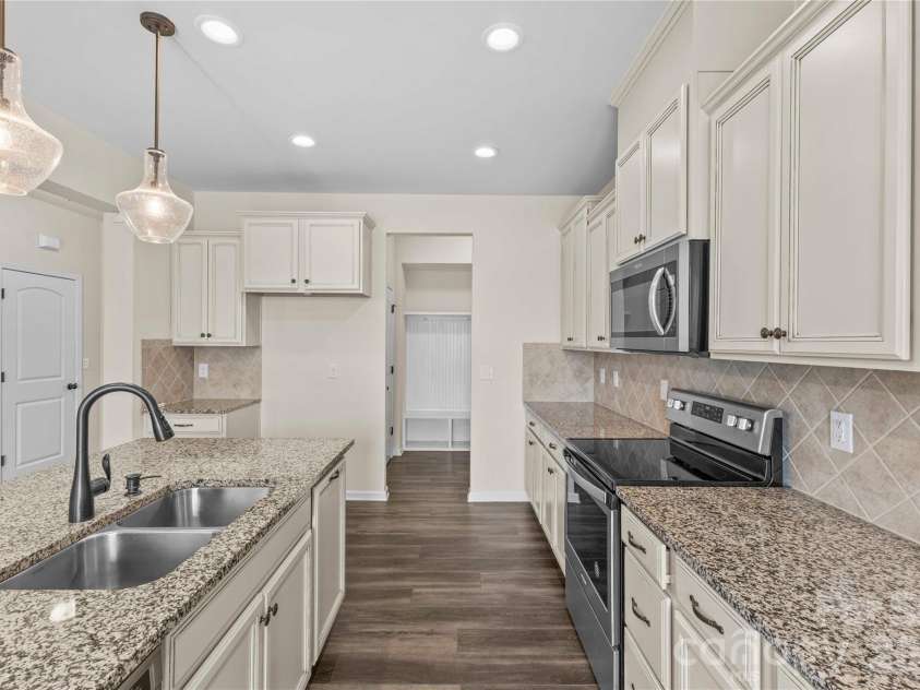 7512 Meridale Forest Drive, Charlotte, NC 28269.  MLS# CAR4346569, YatesRealty ID 12014. Granite Countertops