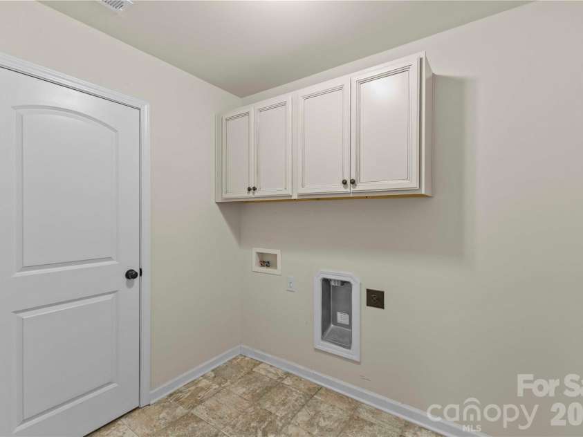 7512 Meridale Forest Drive, Charlotte, NC 28269.  MLS# CAR4346569, YatesRealty ID 12014. Laundry Room