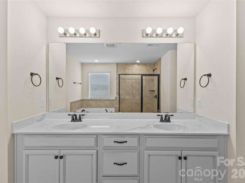7512 Meridale Forest Drive, Charlotte, NC 28269.  MLS# CAR4346569, YatesRealty ID 12014. Primary Bath