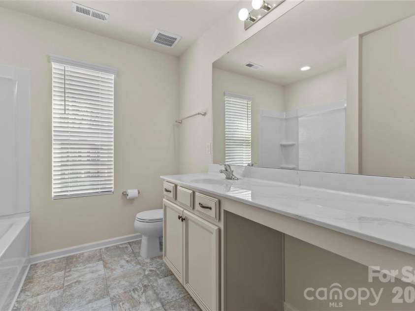 7512 Meridale Forest Drive, Charlotte, NC 28269.  MLS# CAR4346569, YatesRealty ID 12014. Upstairs Hall Bath