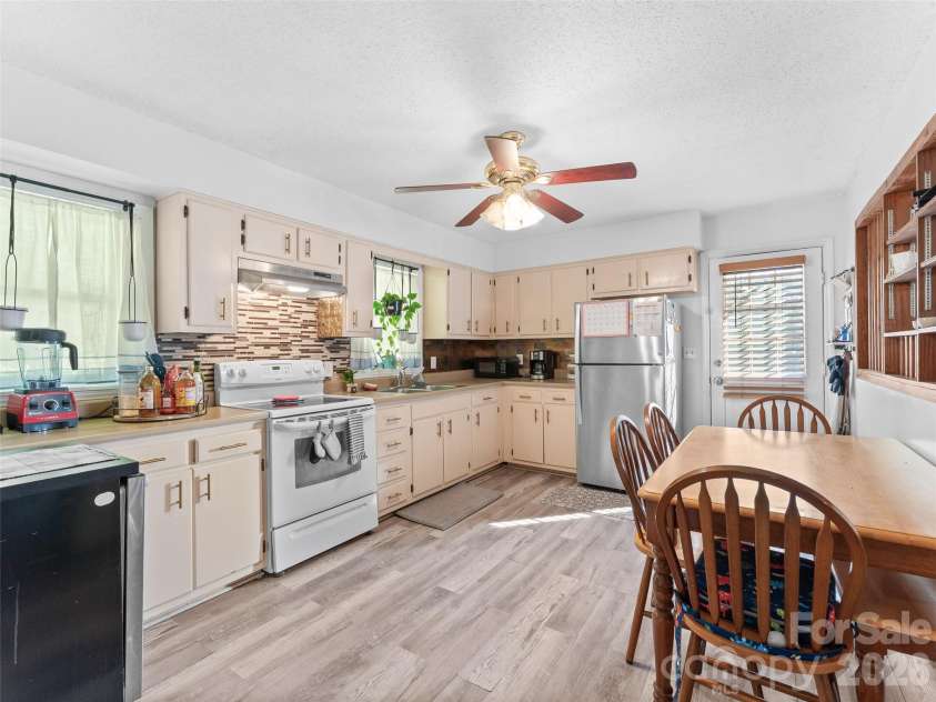 585 Peak Street, Columbus, NC 28722.  MLS# CAR4365398, YatesRealty ID 12017. Comfortable, eat-in kitchen with great flow