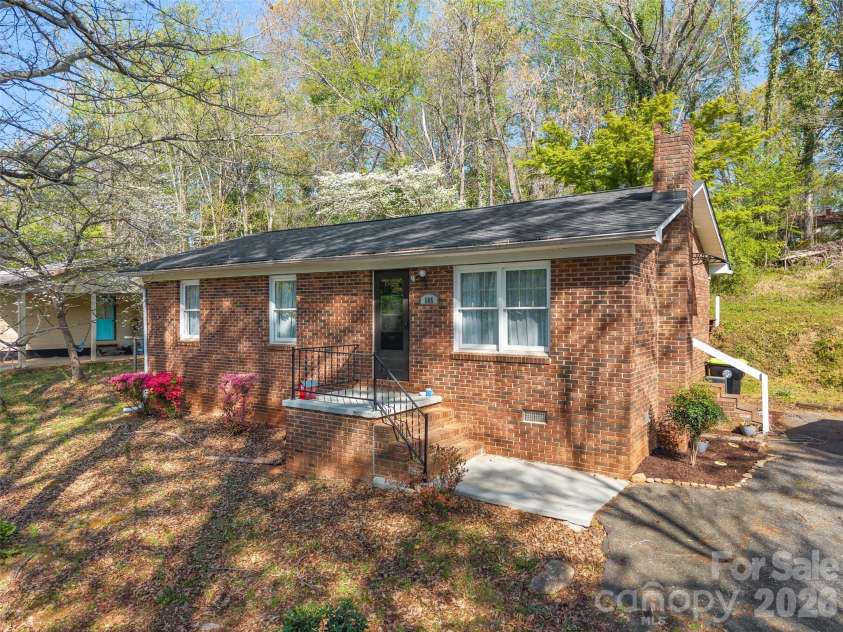 585 Peak Street, Columbus, NC 28722.  MLS# CAR4365398, YatesRealty ID 12017. Comfortable, single-level living