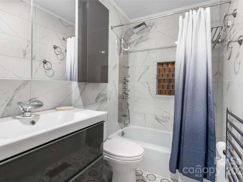 12 Deerwood Drive, Asheville, NC 28805.  MLS# CAR4253736, YatesRealty ID 12018. En-Suite Primary Bath