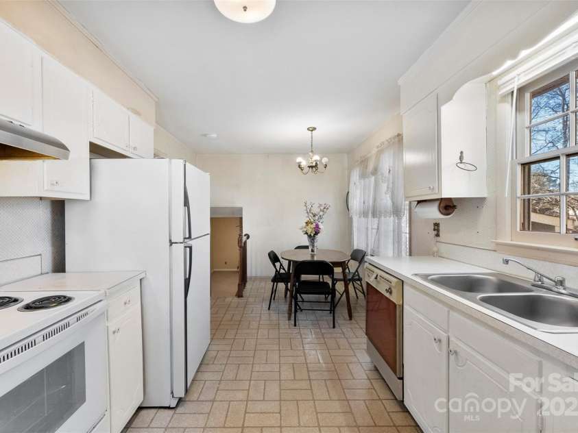 5545 Elsinore Place, Charlotte, NC 28227.  MLS# CAR4222817, YatesRealty ID 1202. 