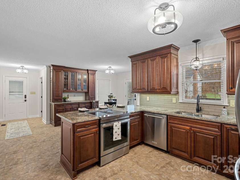 2730 Tiffany Drive, Rock Hill, SC 29732.  MLS# CAR4327115, YatesRealty ID 12020. Large kitchen with granite countertops and stainless steel appliances.