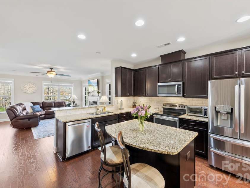 2720 Lakefront Drive, Belmont, NC 28012.  MLS# CAR4335195, YatesRealty ID 12022. Granite Counters