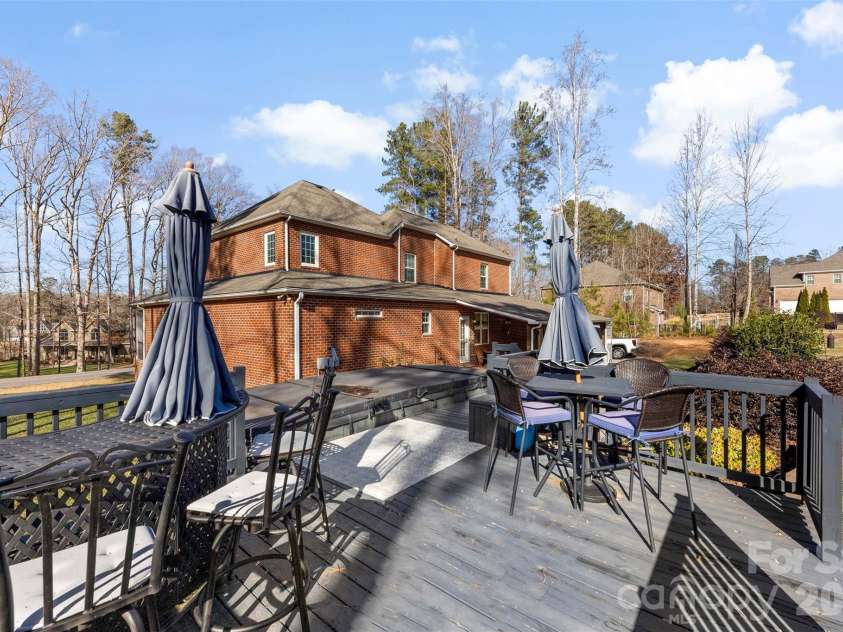 2720 Lakefront Drive, Belmont, NC 28012.  MLS# CAR4335195, YatesRealty ID 12022. Large Sitting/Entertaining Area on Deck