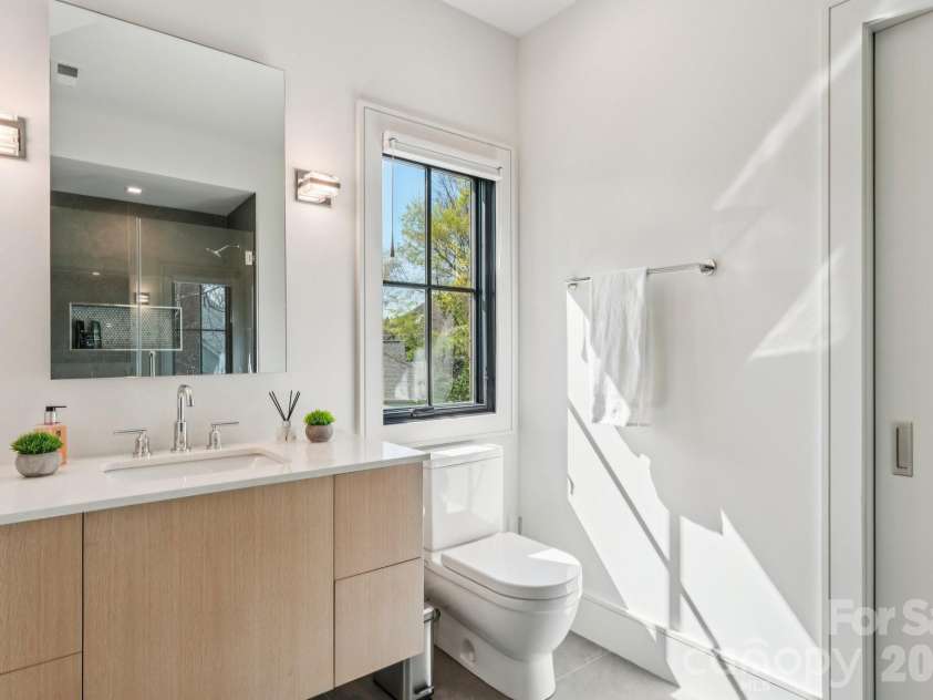 2103 Cortelyou Road, Charlotte, NC 28211.  MLS# CAR4363089, YatesRealty ID 12025. En-Suite Bath