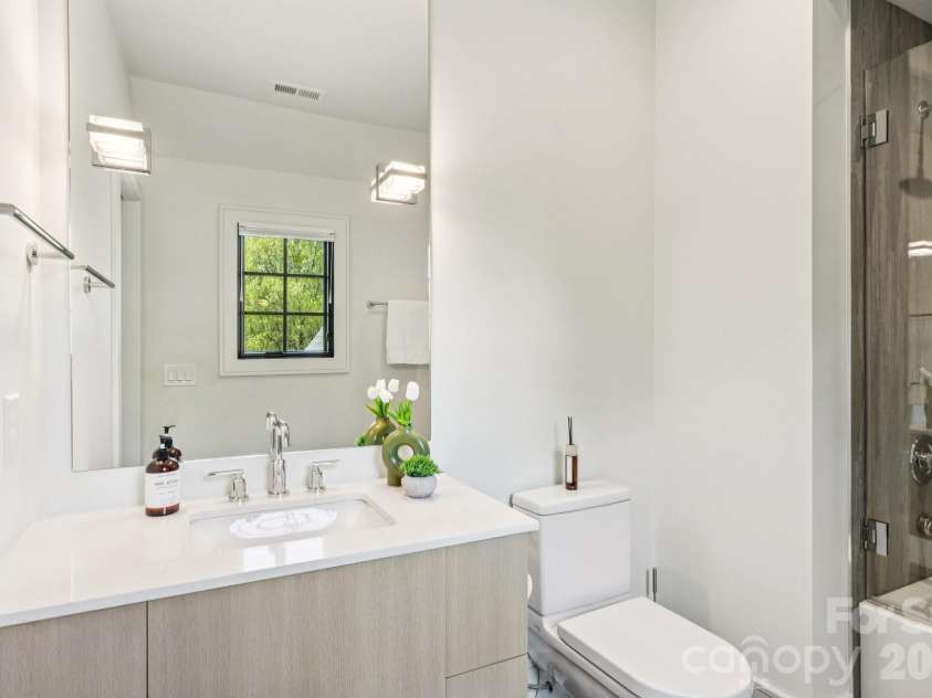 2103 Cortelyou Road, Charlotte, NC 28211.  MLS# CAR4363089, YatesRealty ID 12025. En-Suite Bath