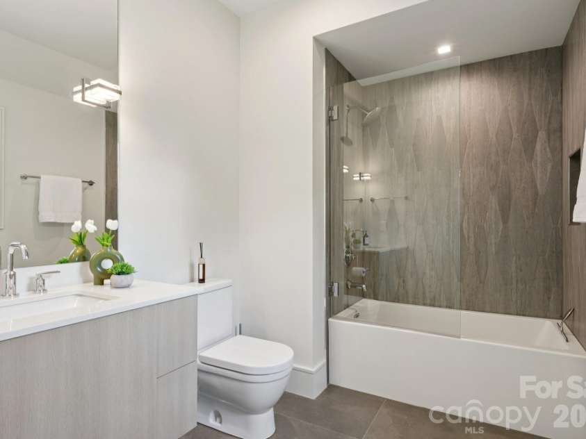 2103 Cortelyou Road, Charlotte, NC 28211.  MLS# CAR4363089, YatesRealty ID 12025. En-Suite Bath