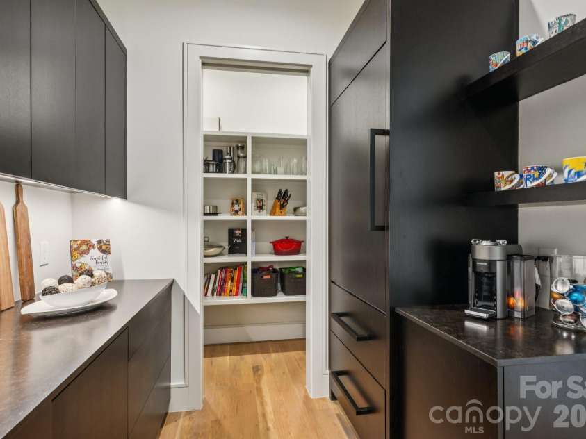 2103 Cortelyou Road, Charlotte, NC 28211.  MLS# CAR4363089, YatesRealty ID 12025. Scullery