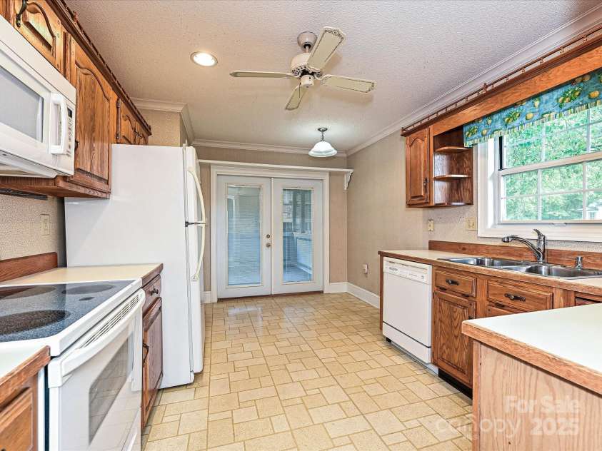 2919 Peachwood Court, Fort Mill, SC 29715.  MLS# CAR4254130, YatesRealty ID 12026. Kitchen