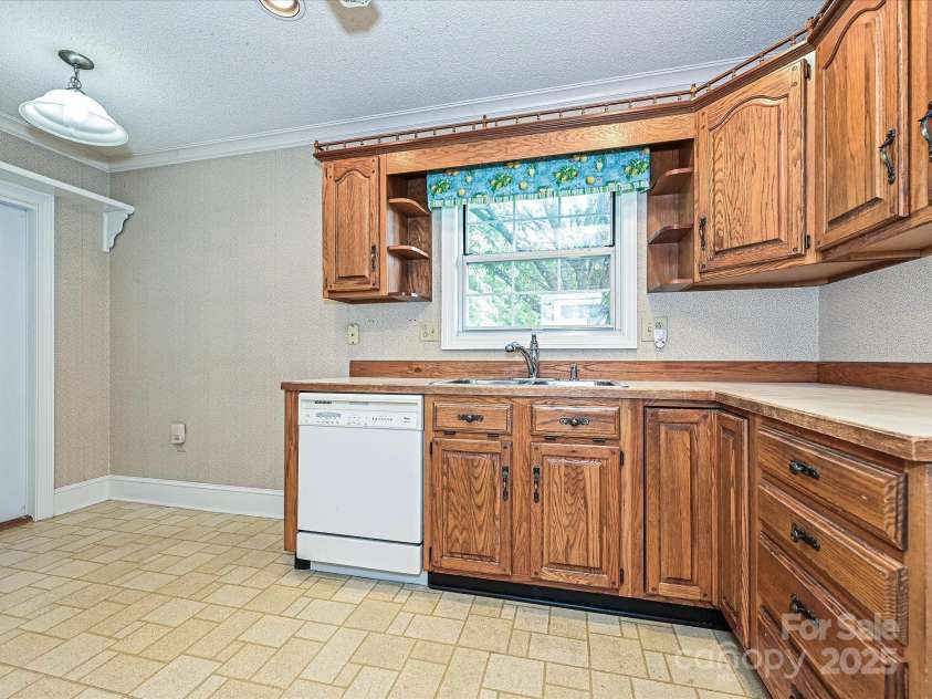 2919 Peachwood Court, Fort Mill, SC 29715.  MLS# CAR4254130, YatesRealty ID 12026. Kitchen