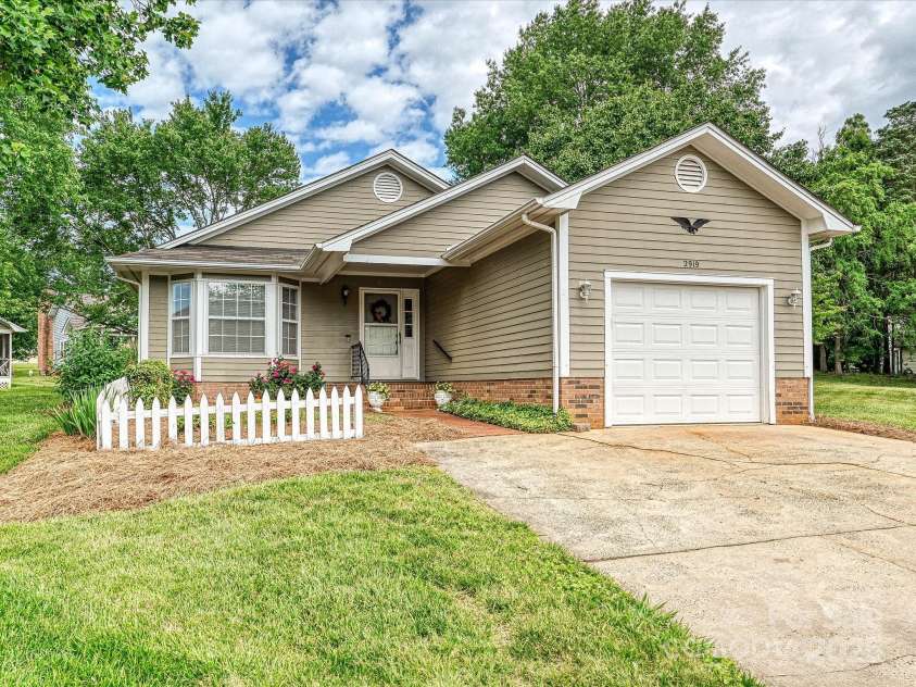 2919 Peachwood Court, Fort Mill, SC 29715.  MLS# CAR4254130, YatesRealty ID 12026. Welcome Home!