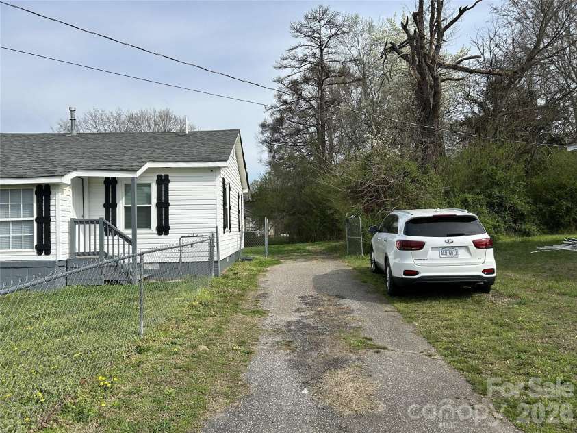 1716 pope Avenue, Gastonia, NC 28052.  MLS# CAR4358799, YatesRealty ID 12028. Drive