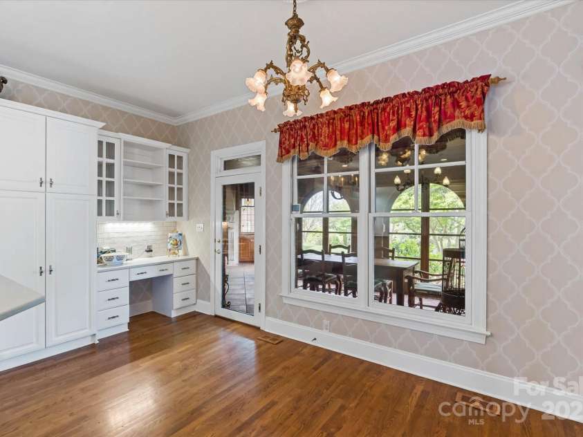 4465 3rd Street, Hickory, NC 28601.  MLS# CAR4247414, YatesRealty ID 12028. Breakfast area