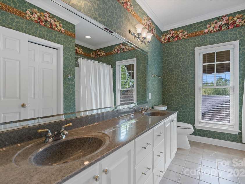 4465 3rd Street, Hickory, NC 28601.  MLS# CAR4247414, YatesRealty ID 12028. Upper-level Full Bath