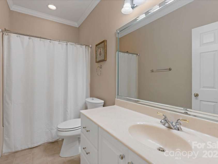 4465 3rd Street, Hickory, NC 28601.  MLS# CAR4247414, YatesRealty ID 12028. Upper-level Full Bath