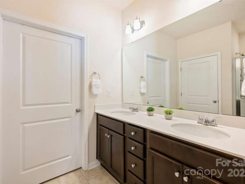 8853 Brakeman Drive, Waxhaw, NC 28173.  MLS# CAR4256779, YatesRealty ID 12029. Dual Vanity