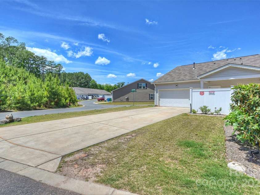 8853 Brakeman Drive, Waxhaw, NC 28173.  MLS# CAR4256779, YatesRealty ID 12029. End Unit with Great Space for Parking