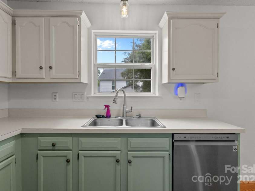 508 Long Creek Parkway, Charlotte, NC 28214.  MLS# CAR4253071, YatesRealty ID 12031. 