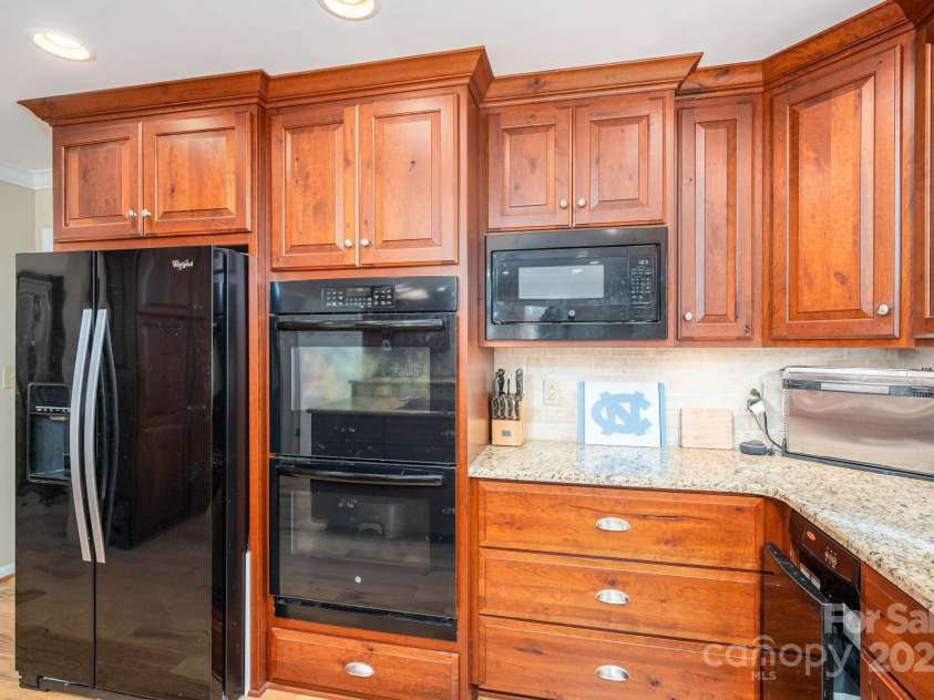 227 Country Club Circle, Shelby, NC 28150.  MLS# CAR4256011, YatesRealty ID 12032. The kitchen has double ovens, built-in microwave,...