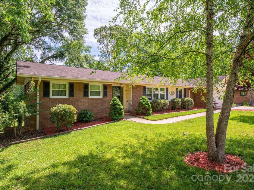227 Country Club Circle, Shelby, NC 28150.  MLS# CAR4256011, YatesRealty ID 12032. This well-maintained home is conveniently located on the Cleveland Country Club golf course!