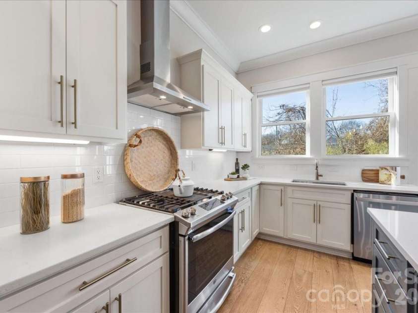 2731 Kilgo Way, Charlotte, NC 28205.  MLS# CAR4337878, YatesRealty ID 12033. Quartz Counters