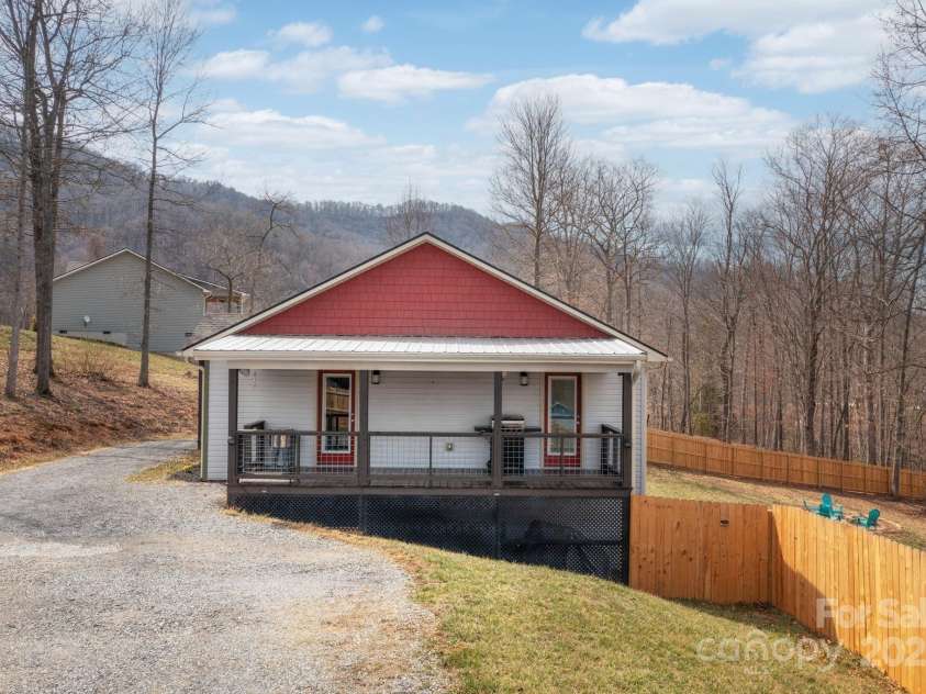 75 Dry Ridge, Canton, NC 28716.  MLS# CAR4232020, YatesRealty ID 12034. One-level Living Surrounded by Mountains