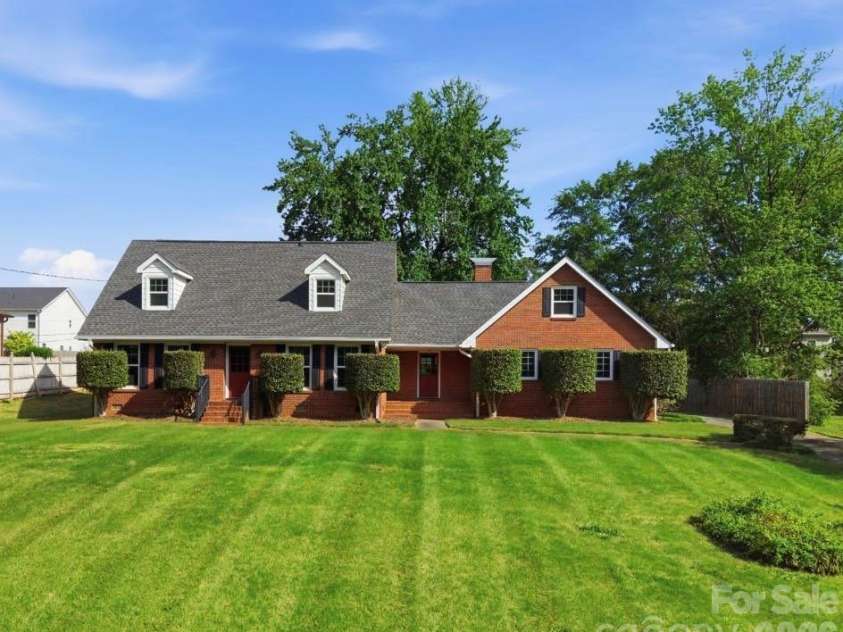 21 Bowen Drive, Belmont, NC 28012.  MLS# CAR4368303, YatesRealty ID 12038. 