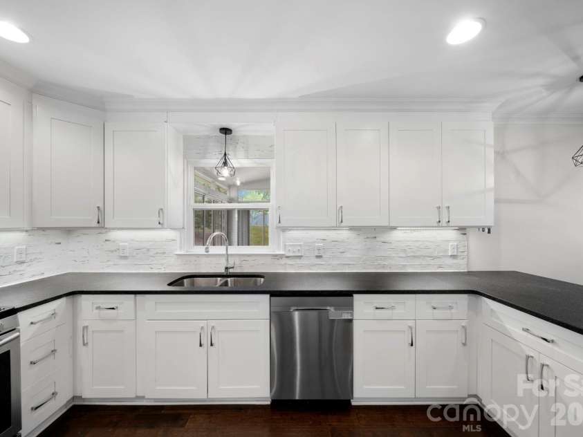 21 Bowen Drive, Belmont, NC 28012.  MLS# CAR4368303, YatesRealty ID 12038. 