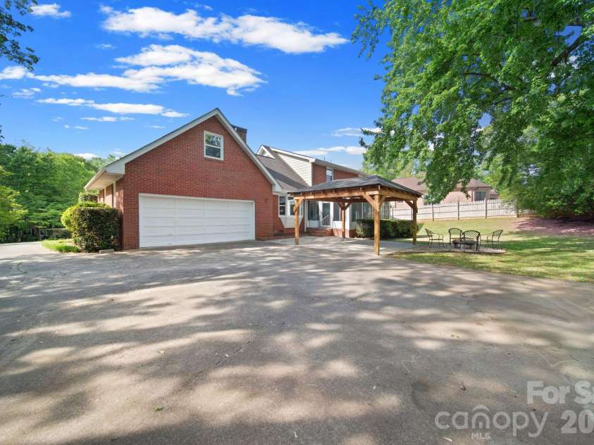 21 Bowen Drive, Belmont, NC 28012.  MLS# CAR4368303, YatesRealty ID 12038. 