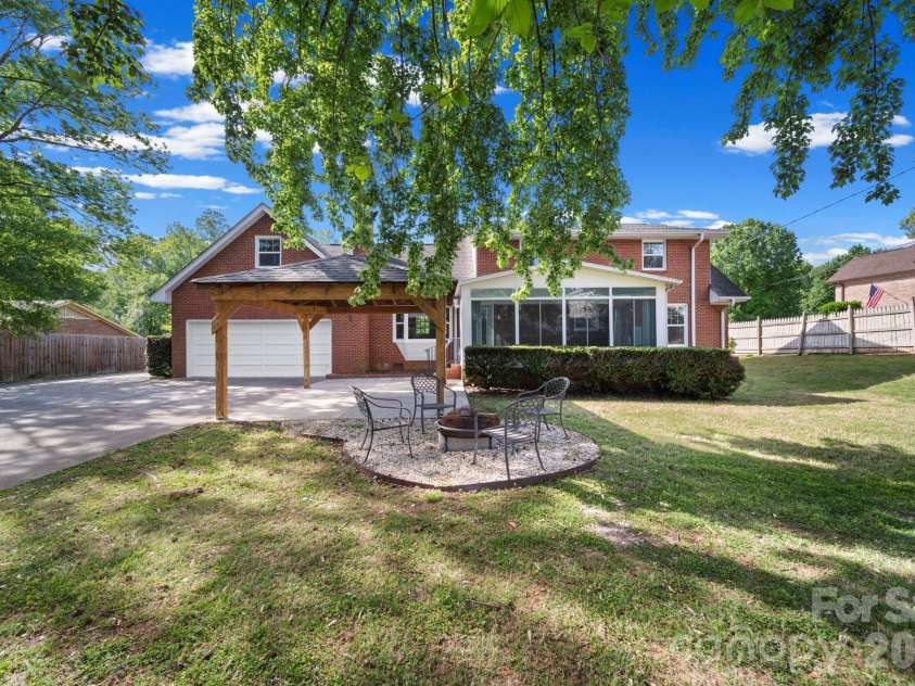21 Bowen Drive, Belmont, NC 28012.  MLS# CAR4368303, YatesRealty ID 12038. 