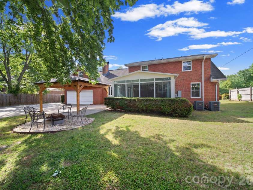 21 Bowen Drive, Belmont, NC 28012.  MLS# CAR4368303, YatesRealty ID 12038. 