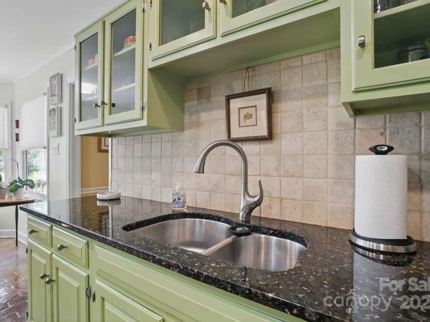 13916 & 13912 Sledge Road, Charlotte, NC 28278.  MLS# CAR4248245, YatesRealty ID 12040. Kitchen