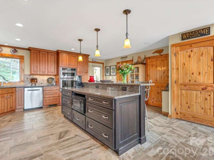 7054 Grandview Circle, Newland, NC 28657.  MLS# CAR4369276, YatesRealty ID 12040. 