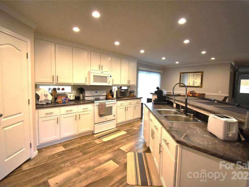 435 Forest Place, Lenoir, NC 28645.  MLS# CAR4218397, YatesRealty ID 12041. 