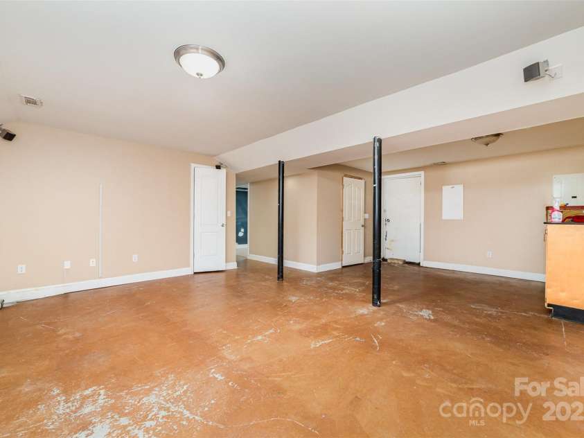 154 Seven Oaks Lane, Statesville, NC 28677.  MLS# CAR4253333, YatesRealty ID 12045. Downstairs Bonus